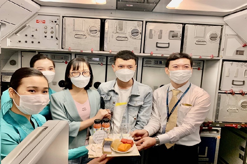 Hạnh phúc với lễ cầu hôn giản dị và ngọt ngào ở độ cao 10.000m