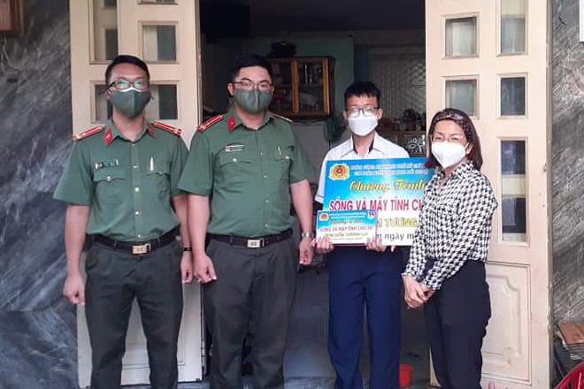 Nâng bước em đến trường với chương trình “Sóng và máy tính cho em”