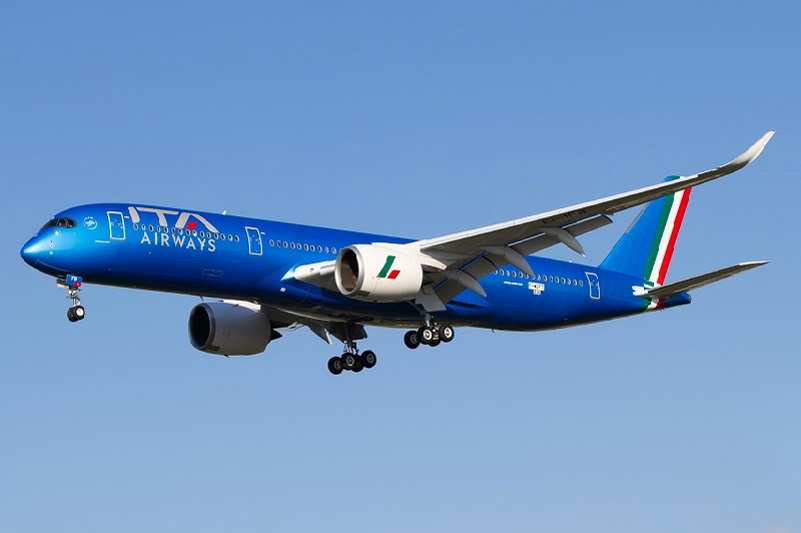 Cơ trưởng ngủ quên máy bay tự lái qua không phận của Pháp