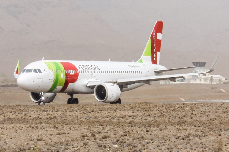 Máy bay Airbus va chạm với xe máy khi đang hạ cánh