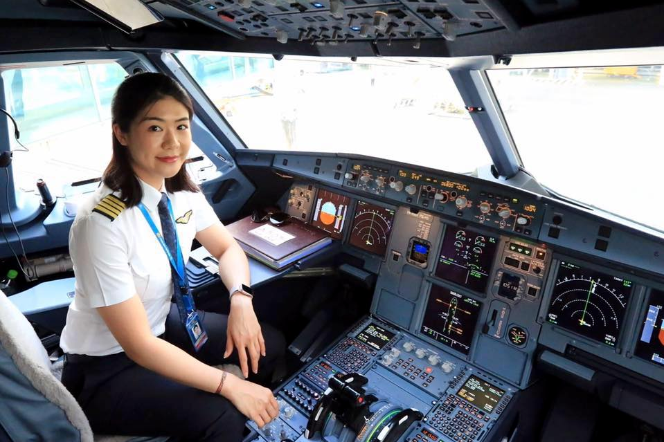 Nữ cơ trưởng đầu tiên Việt Nam xuất hiện với hình ảnh bất ngờ 