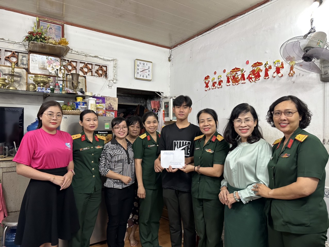 Hội phụ nữ Cơ quan Cục Chính trị Quân khu 7 trao tặng học bổng chương trình “mẹ đỡ đầu”