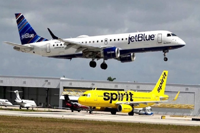 Chuyến bay của JetBlue hạ cánh khẩn cấp khi Pin dự phòng bốc cháy trên máy bay