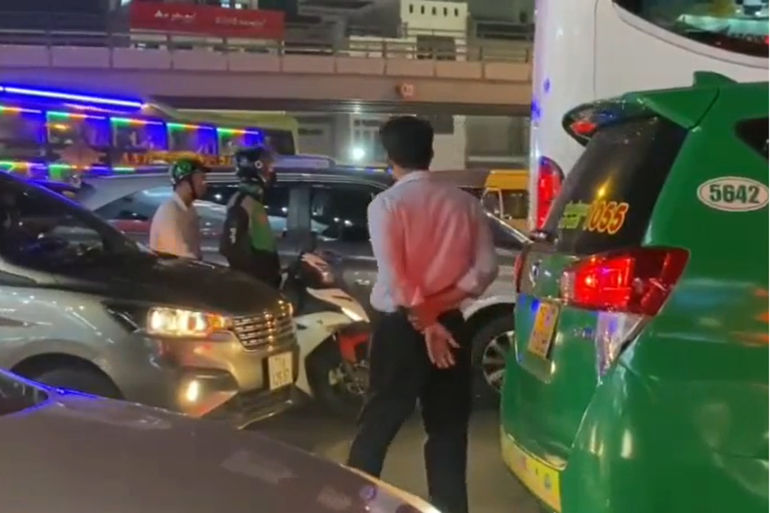 Khu vực cửa ngõ sân bay Tân Sơn Nhất kẹt xe kéo dài đến nửa đêm