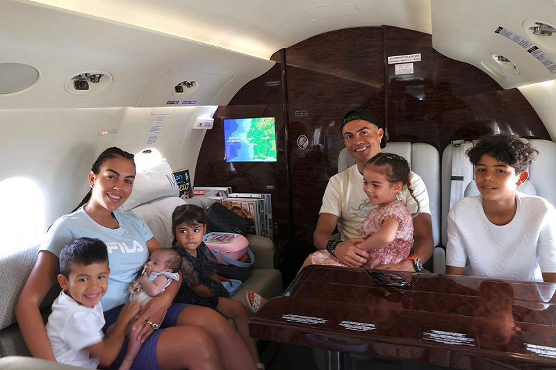 Cristiano Ronaldo bán chuyên cơ cho Kylian Mbappe  