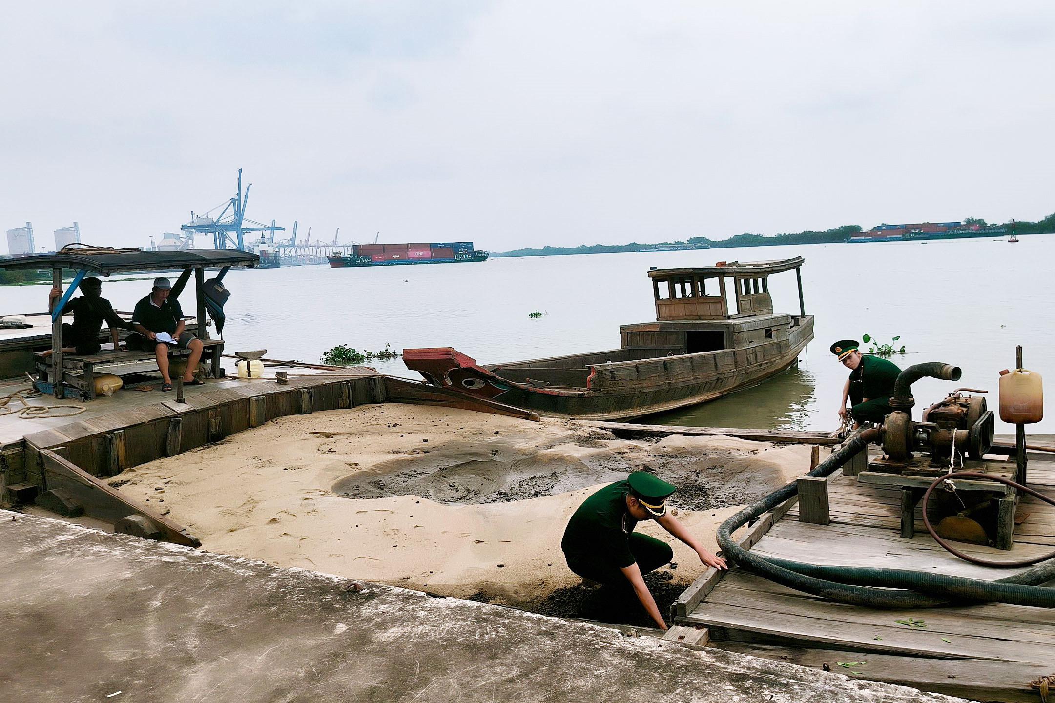 Đấu tranh ngặn chặn tình trạng khai thác cát trái phép trên sông Đồng Nai