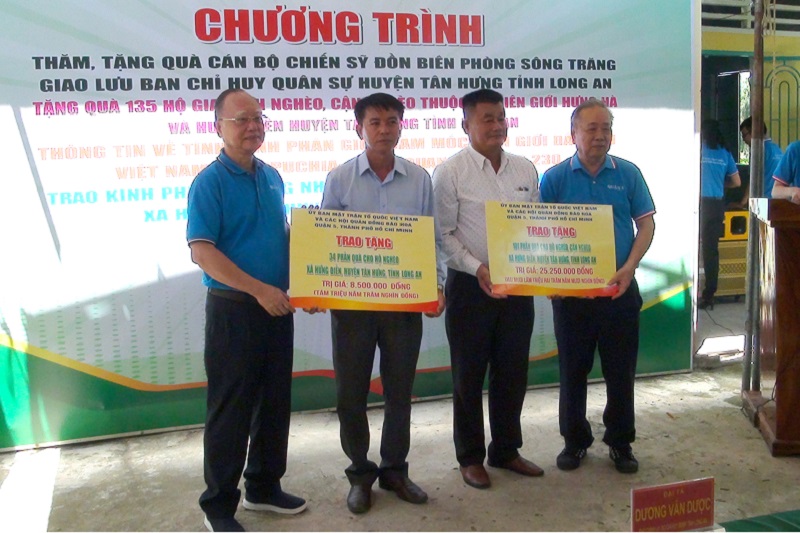 Thăm, tặng quà cho nhân dân khó khăn trên biên giới huyện Tân hưng, Long An