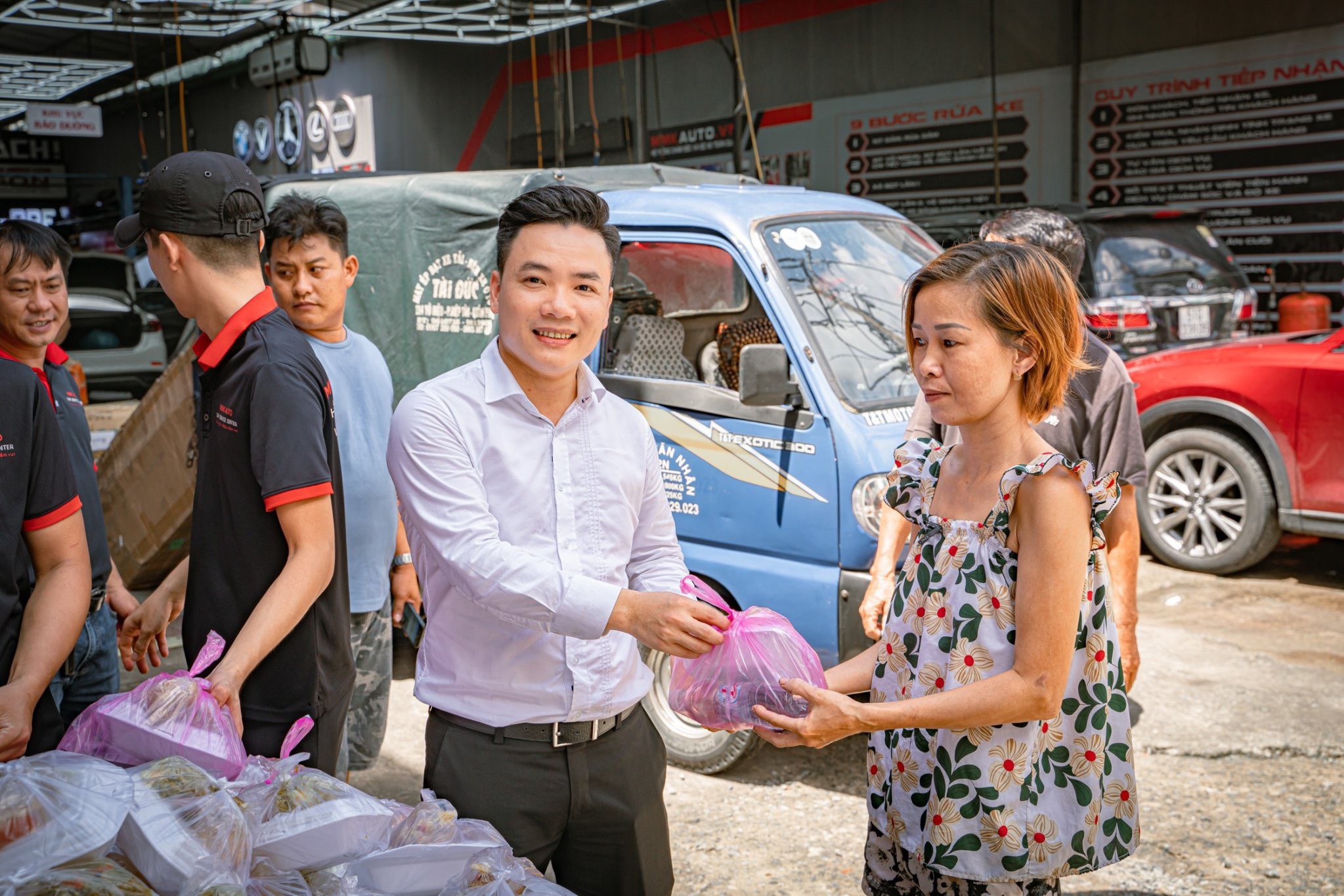 Công ty MMK AUTO trao tặng 200 suất cơm nghĩa tình đến với những hoàn cảnh khó khăn