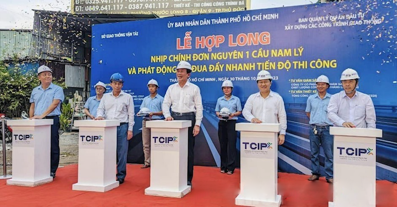 Hợp long cây cầu trăm tỷ ở cửa ngõ TP Thủ Đức sau 6 tháng tái thi công