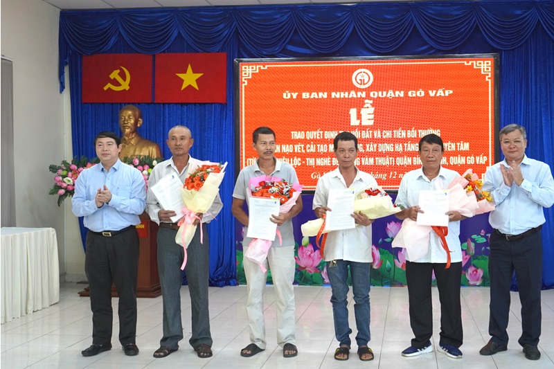TP.HCM: 5 hộ dân đầu tiên của quận Gò Vấp nhận bồi thường gần 23 tỉ đồng trong dự án rạch Xuyên Tâm