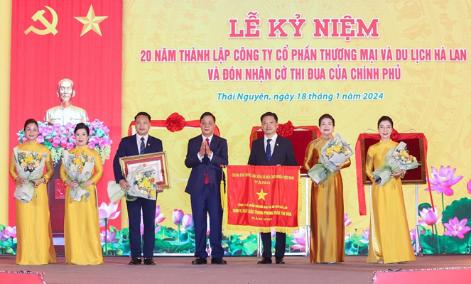 Công ty CP Thương mại và Du lịch Hà Lan kỷ niệm 20 năm thành lập và đón nhận Cờ thi đua của Chính phủ