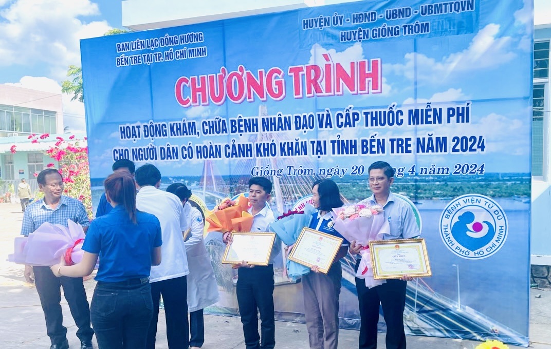 Bến Tre: Đoàn bác sĩ bệnh viên Chợ Rẫy và Từ Dũ khám chữa bệnh miễn phí tại Giồng Trôm