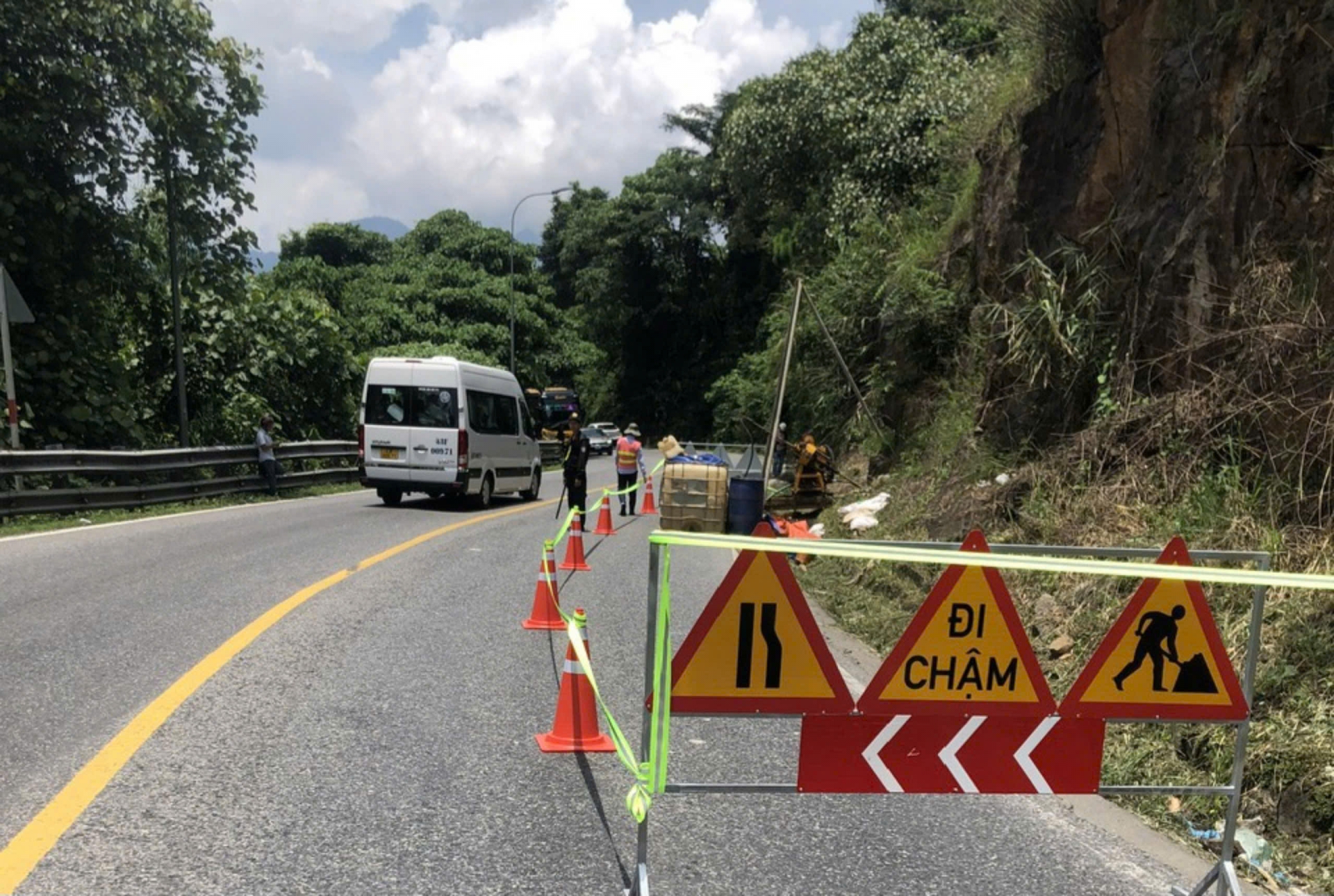 Đèo Bảo Lộc hạn chế xe lưu thông để xử lý điểm sạt lở