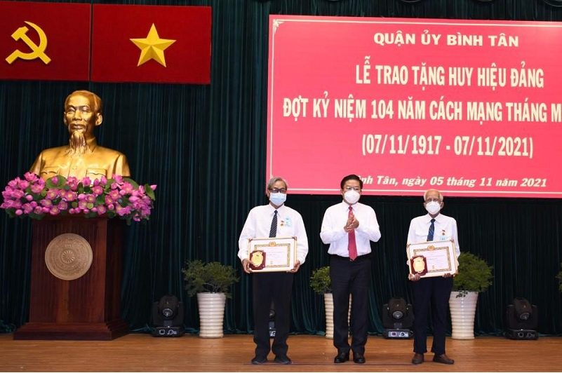 TP.HCM: Bình Tân trao tặng Huy hiệu Đảng đợt 7/11 cho 121 đảng viên