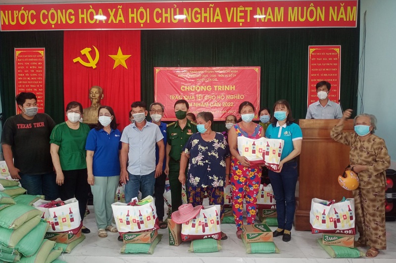 Trao tăng 200 phần quà tết cho nhân dân ở 3 xã huyện Cần Giờ, TP.HCM