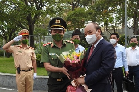 Chủ tịch nước Nguyễn Xuân Phúc đến thăm, chúc Tết Công an TPHCM 