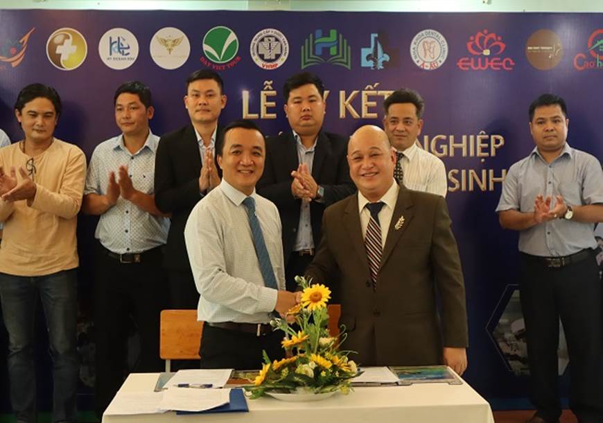 Trường Trung cấp Y dược Vạn Hạnh tổ chức lễ ký kết hợp tác với doanh nghiệp