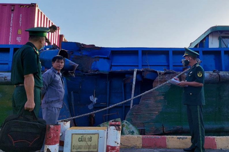 Va chạm giữa tàu vận tải biển với xà lan chở container trên sông Sài Gòn