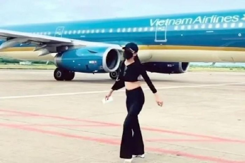 Xác minh nữ hành khách tiến sát máy bay quay video