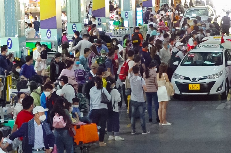 Kiểm tra, xử lý vi phạm chèn ép khách ở sân bay Tân Sơn Nhất