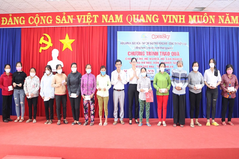 Tạp chí Bầu Trời Rộng Mở - VPĐD phía Nam cùng Hội LHPN huyện Đức Hoà, Long An tặng 200 phần quà cho phụ nữ gặp khó khăn 