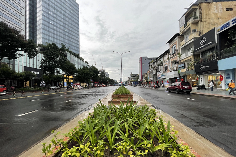 Thông xe đường Lê Lợi đến chợ Bến Thành sau 8 năm rào chắn