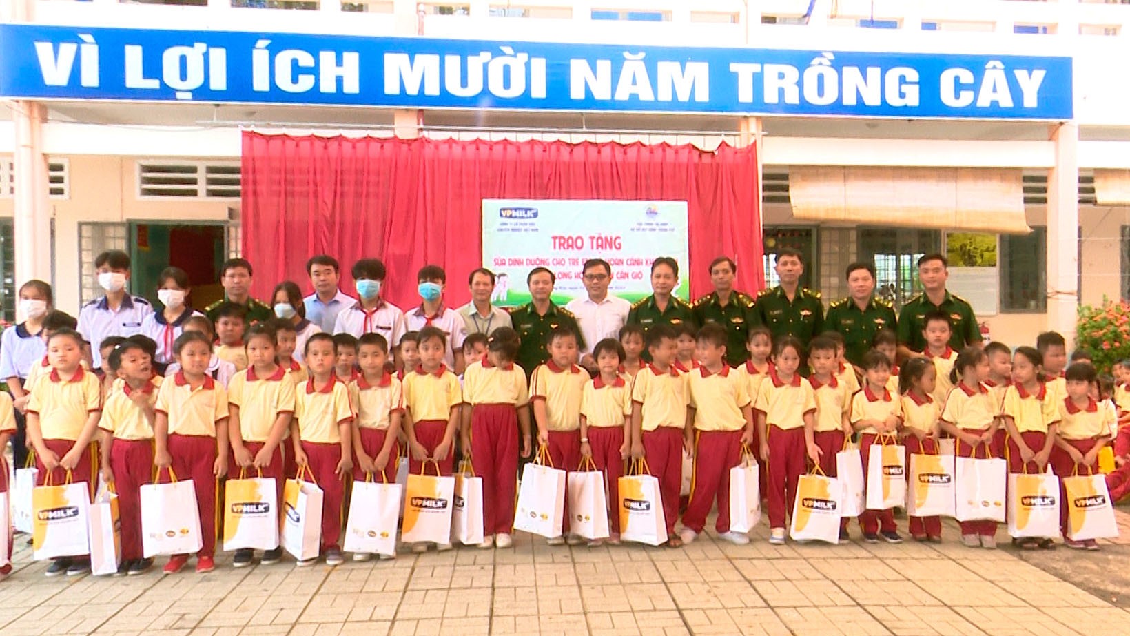 Bộ Chỉ huy Bộ Đội Biên Phòng Thành phố trao tặng 270 suất quà cho trẻ em có hoàn cảnh khó khăn tại xã Long Hòa, huyện Cần Giờ, Tp.HCM