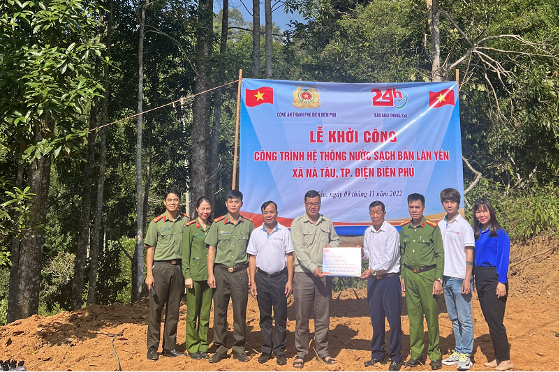 Trao tặng công trình nước sạch cho người dân vùng cao Điện Biên