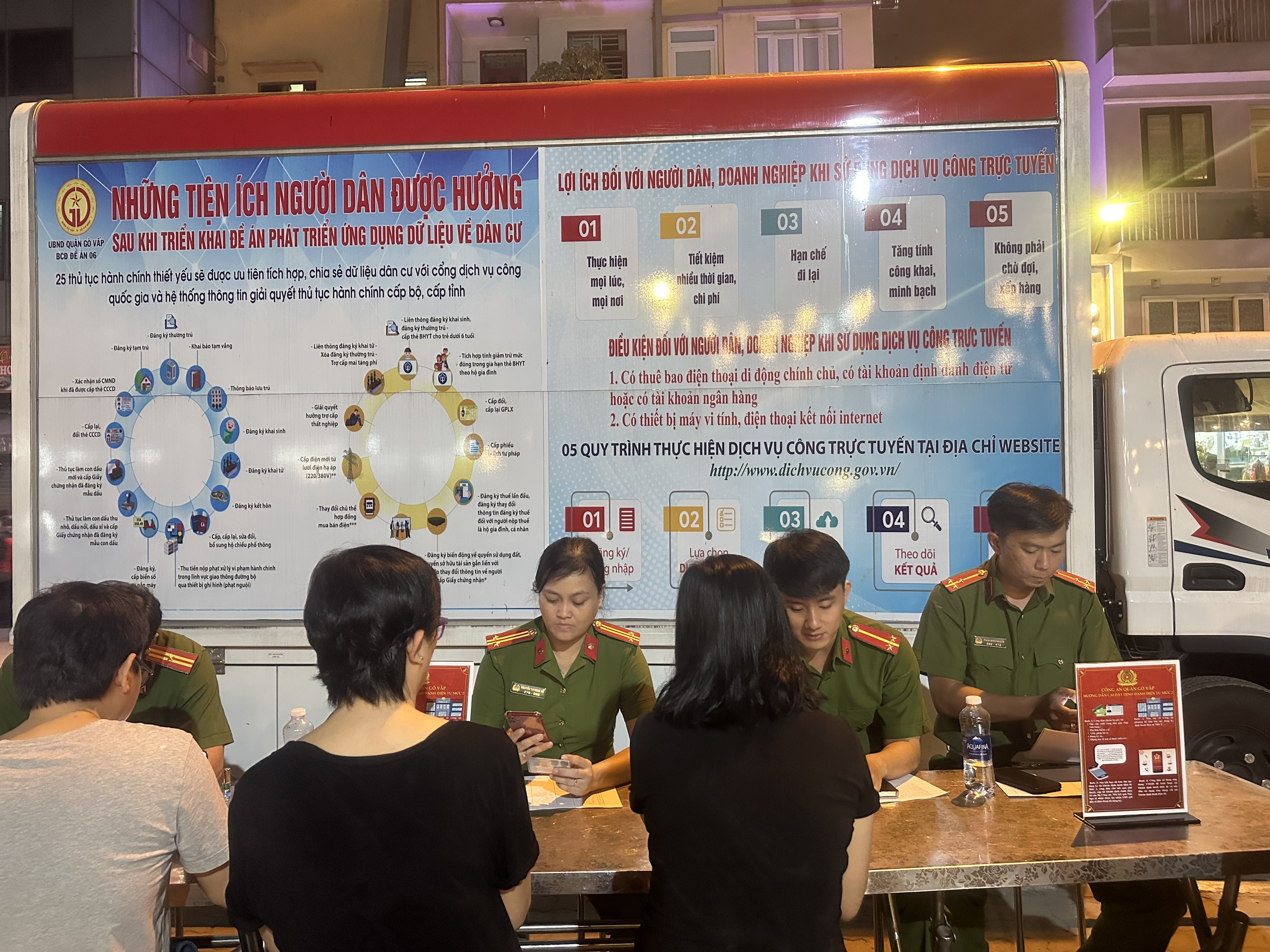 Công an quận Gò Vấp triển khai “xe lưu động” hướng dẫn tạo và sử dụng tài khoản định danh điện tử