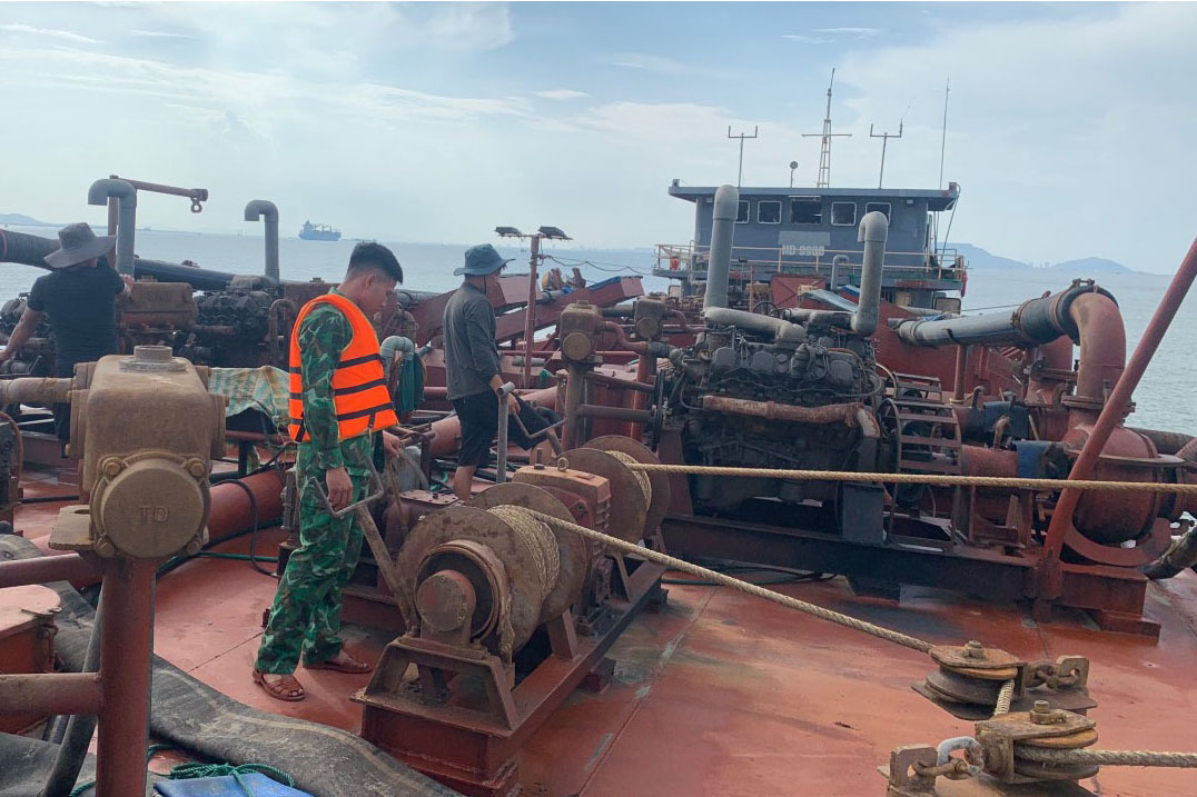 Bắt giữ nhiều phương tiện vận chuyển, khai thác cát trái phép