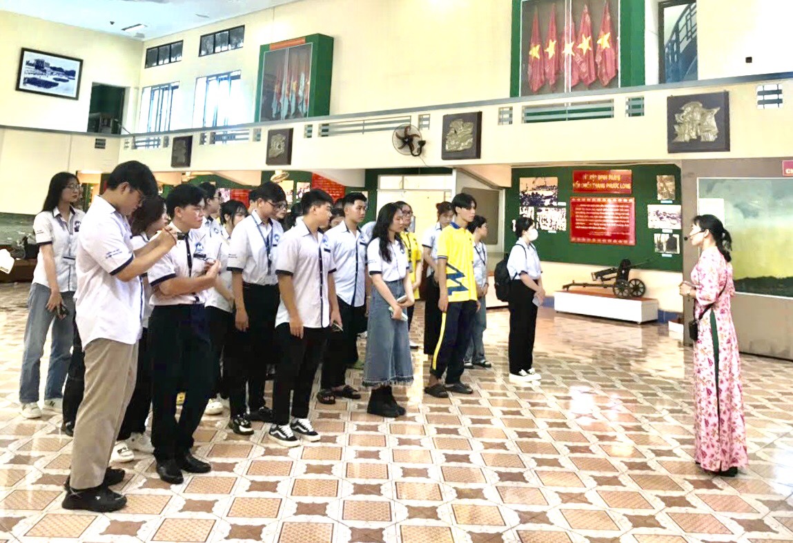 Trường Đại học Tài chính - Marketing tìm hiểu “hành trình theo dấu chân Bác” 