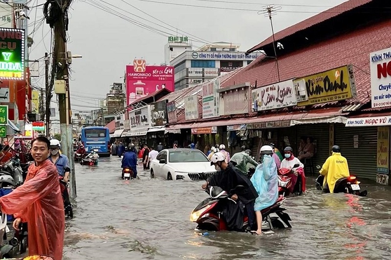 Nhiều tuyến đường ở TPHCM ngập sâu, giao thông đi lại khó khăn