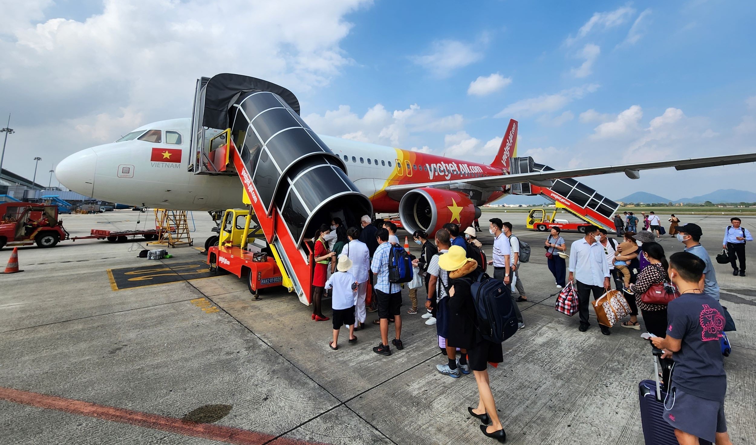 Ủy ban Cạnh tranh Quốc gia vào cuộc vụ vé máy bay tăng cao