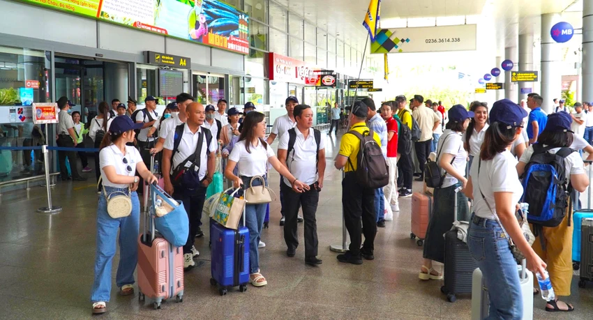 Nhà ga, sân bay Đà Nẵng kín người với hơn 100 chuyến mỗi ngày