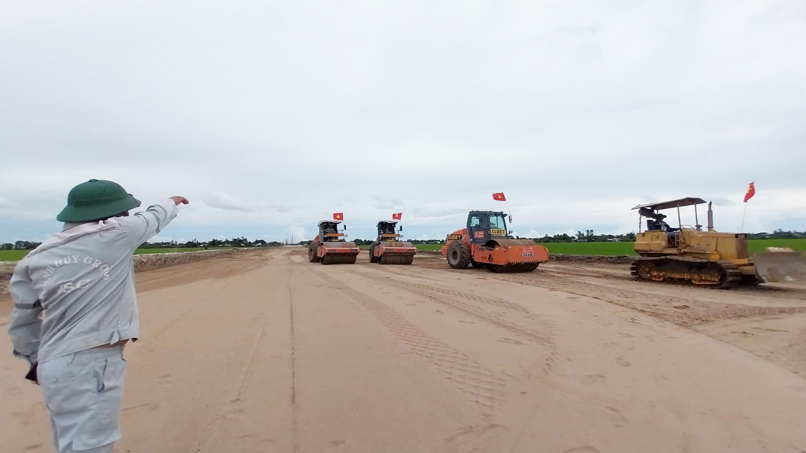 Rộn ràng công trường cao tốc trục ngang miền Tây dịp Quốc khánh