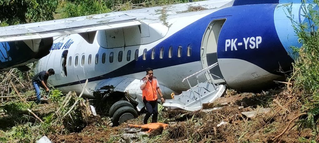 Máy bay chở 48 người trượt khỏi đường băng ở Indonesia