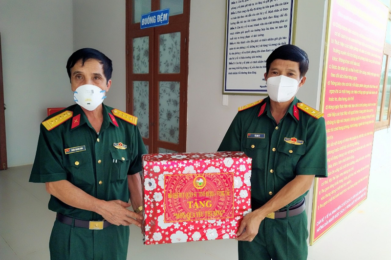 Bộ CHQS tỉnh BRVT thăm, tặng quà các khu cách ly tập trung huyện Xuyên Mộc