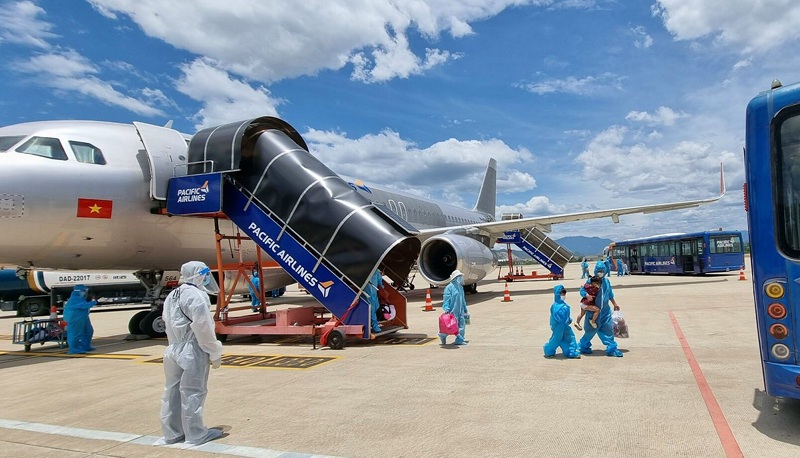 Pacific Airlines vận chuyển gần 400 người dân Quảng Nam trở về quê